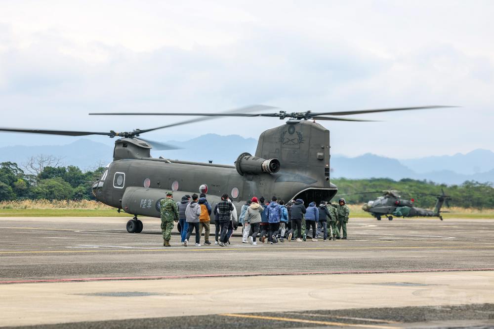 學生排隊登機，體驗搭乘CH-47SD直升機。（軍聞社記者周昇煒攝）