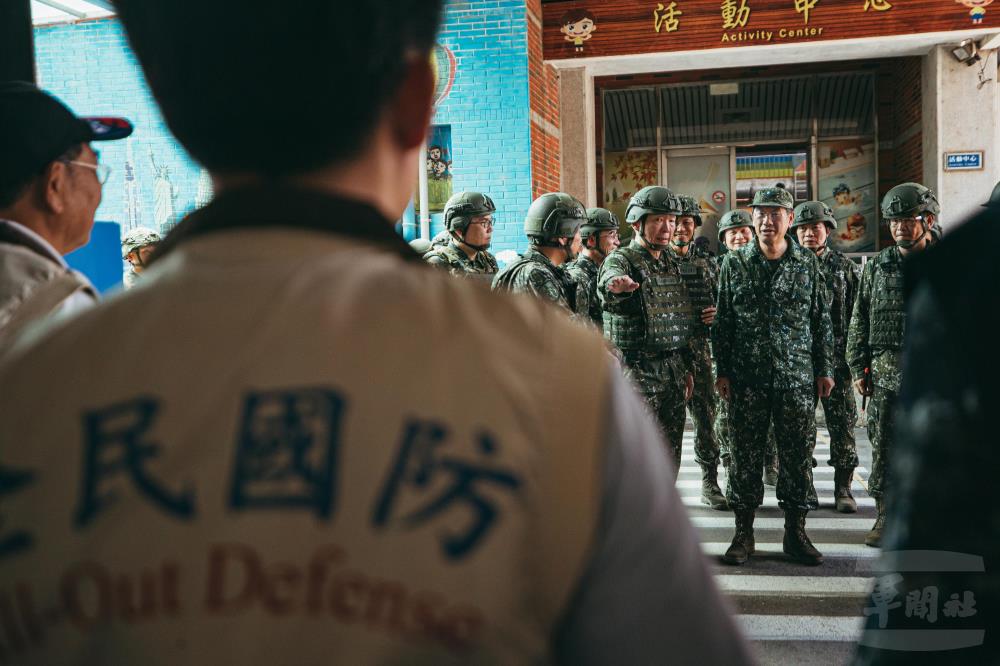 顧部長實際瞭解報到動線。（軍聞社記者陳軍均攝）