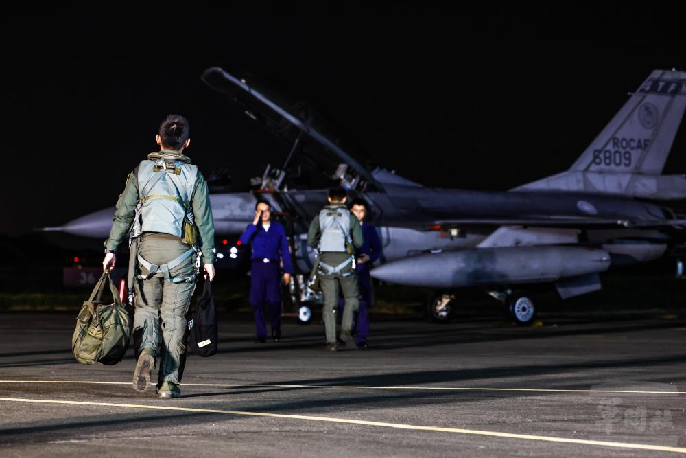 空軍嘉義基地飛行員準備升空。（軍聞社記者周昇煒攝）