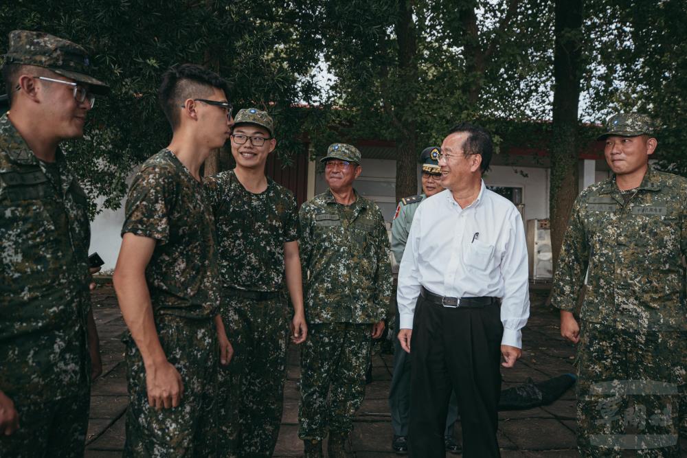 顧部長不拘形式，與官兵溝通交流，慰勉大家戮力戰備訓練的辛勞。（軍聞社記者陳軍均攝）