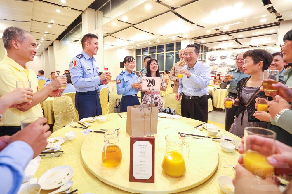 顧部長逐桌向官兵及眷屬致意。（軍聞社記者周昇煒攝）