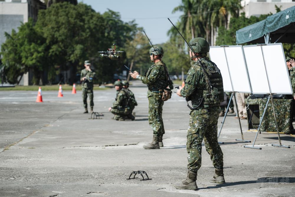 顧部長觀摩無人機實兵小組作戰演練。（軍聞社記者陳彥樺攝）