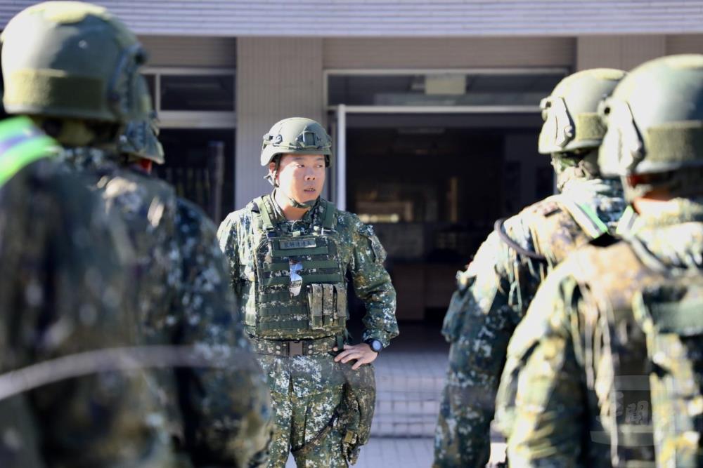 裝騎連連長初少校下達安全規定。（心戰大隊提供）