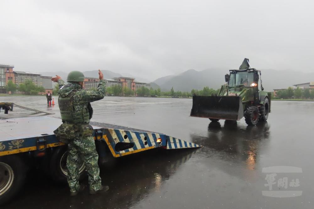 蘭指部880E多功能工兵車上板作業。（國軍第三作戰區提供）