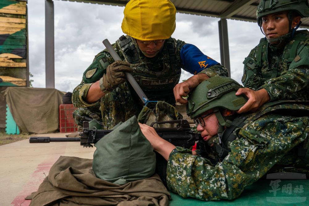 傘訓戰鬥營學員實施射擊體驗，心情緊張興奮。（軍聞社記者吳東昇攝）