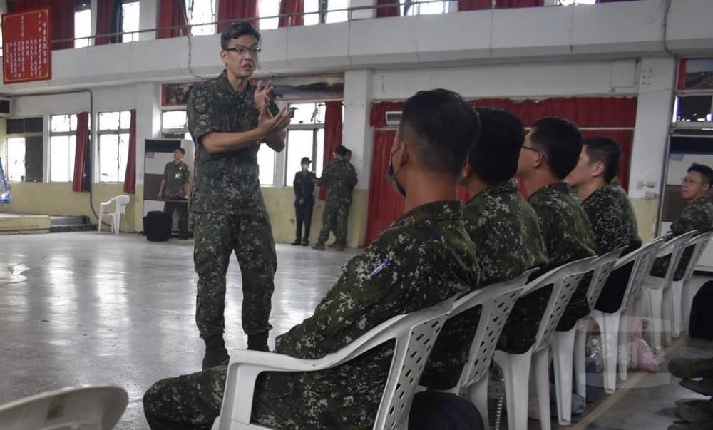 電戰中心政戰主任顏上校主持綜合座談。（資通電軍電子作戰中心提供）