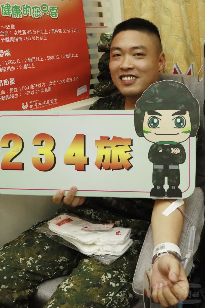 陸軍機步第234旅官兵挽起衣袖，熱情參與捐血活動。（陸軍第十軍團提供）