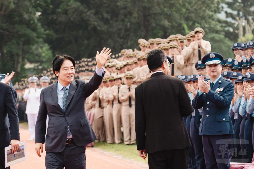  總統向學生揮手致意。（軍聞社記者呂尚俞攝）