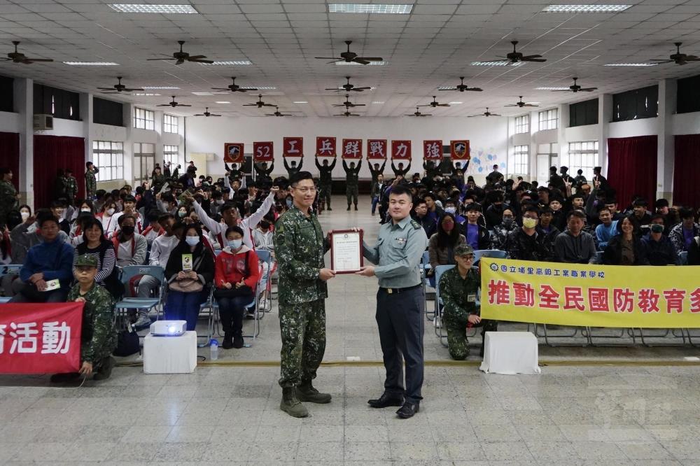 陸軍52工兵群日前辦理全民國防教育營區參訪活動。（陸軍第十軍團提供）