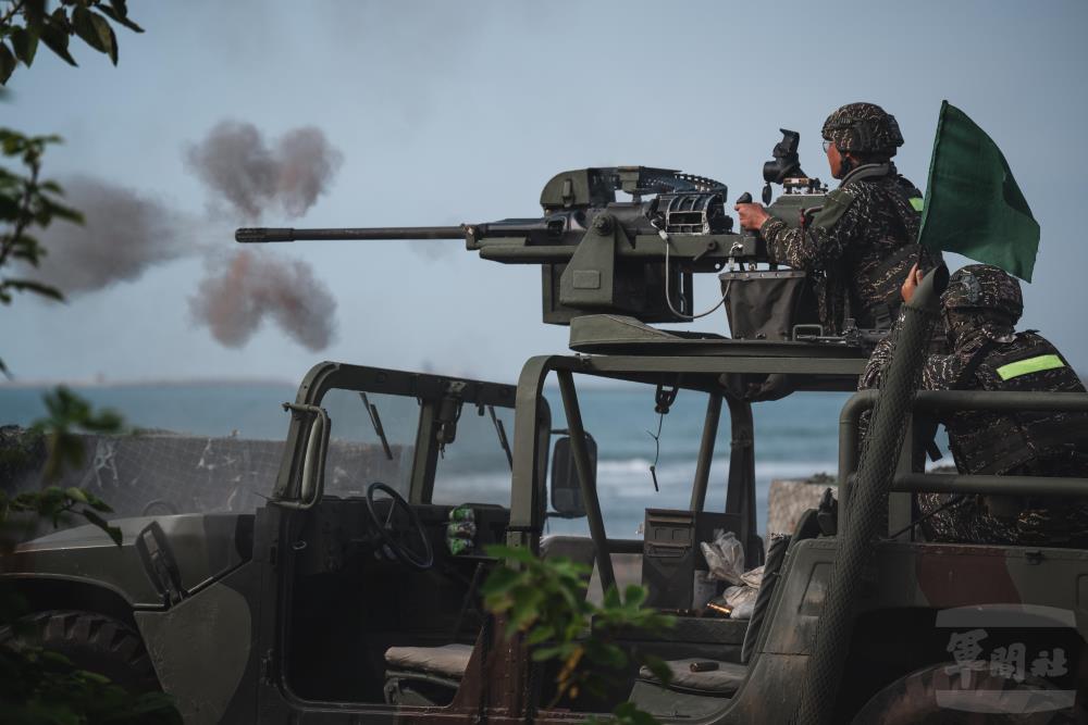 官兵操作20機砲，向海面目標進行射擊。（軍聞社記者王茗生攝）