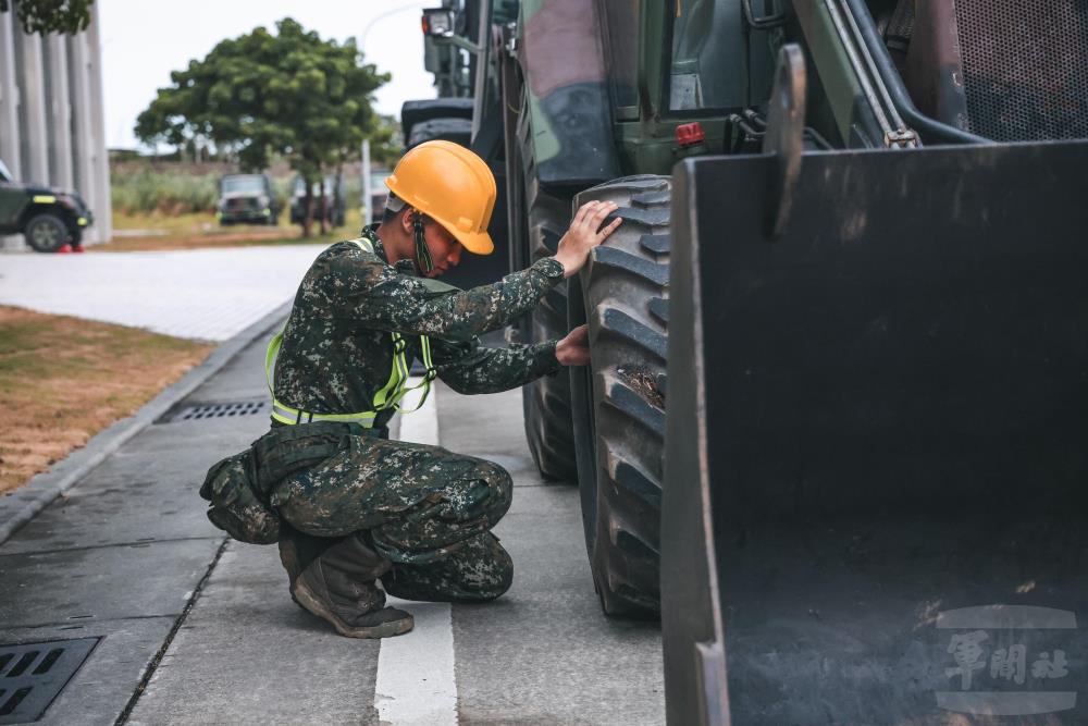 官兵針對多功能工兵車實施胎壓檢查。（第二作戰區提供）