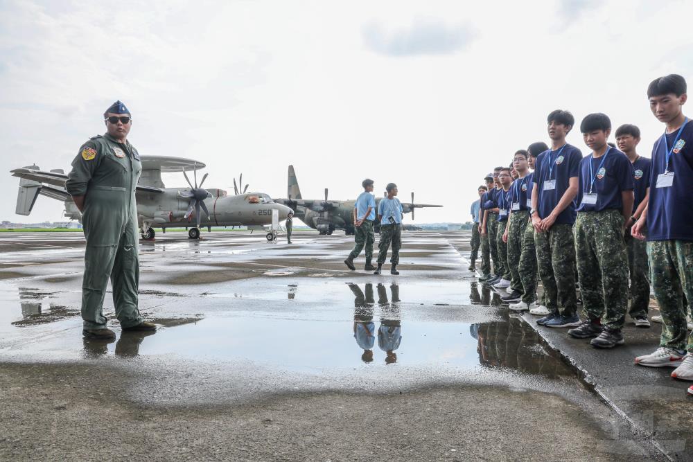 空軍六聯隊飛行員實施機種性能介紹。（軍聞社記者莊家宏攝）
