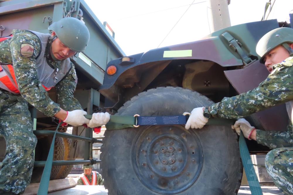陸軍36化學兵群煙幕營日前實施戰術車輛「鐵運裝載作業」。（陸軍第十軍團提供）