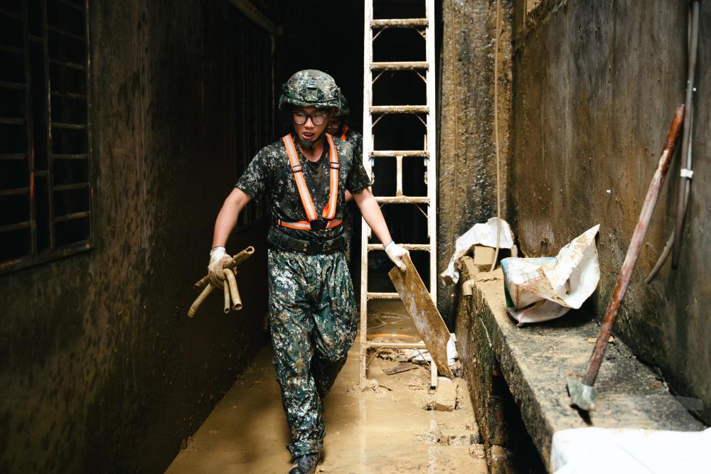 關指部派遣兵力協力民眾清淤重建家園。（軍聞社記者林庭暉攝）