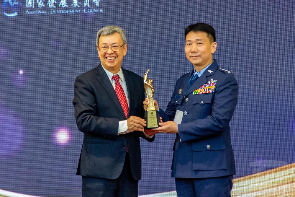 空軍救護隊隊長黃上校代表接受行政院長陳建仁頒獎表揚。（軍聞社記者莊家宏攝）