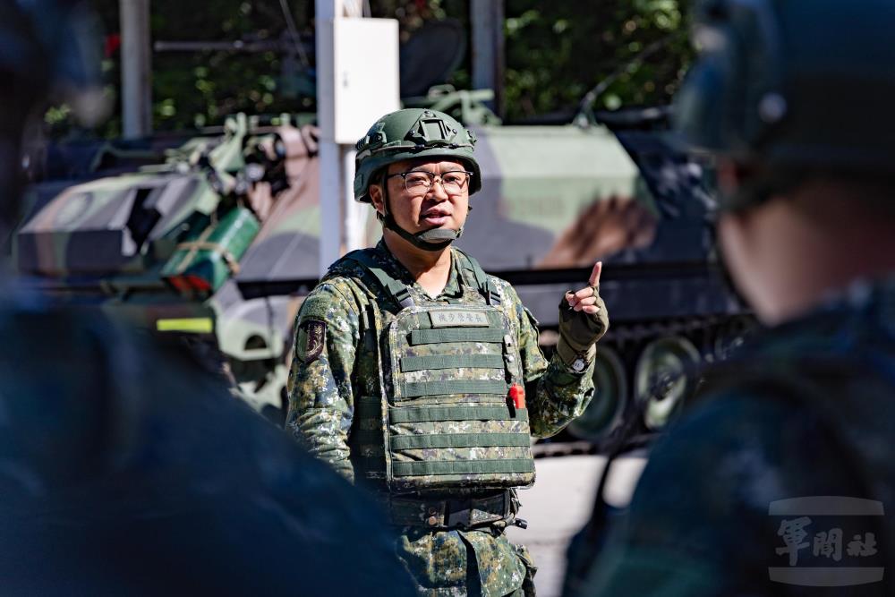 機步營營長黃中校提醒全體官兵注意人員與裝備安全。（軍聞社記者黃劭恩攝）