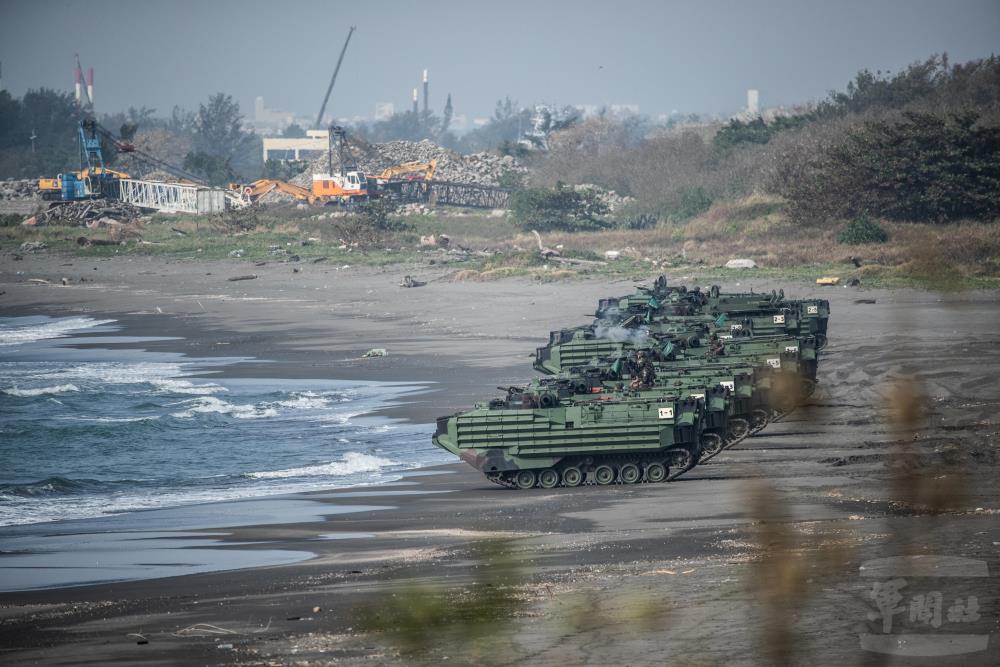 官兵操作50機槍，向海面目標進行射擊。（軍聞社記者王茗生攝）