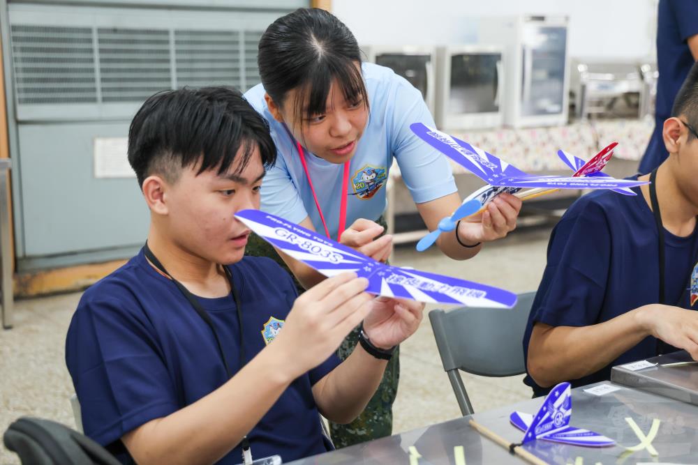 學員們在小隊輔的引導下，進行手擲機製作。（軍聞社記者莊家宏攝）