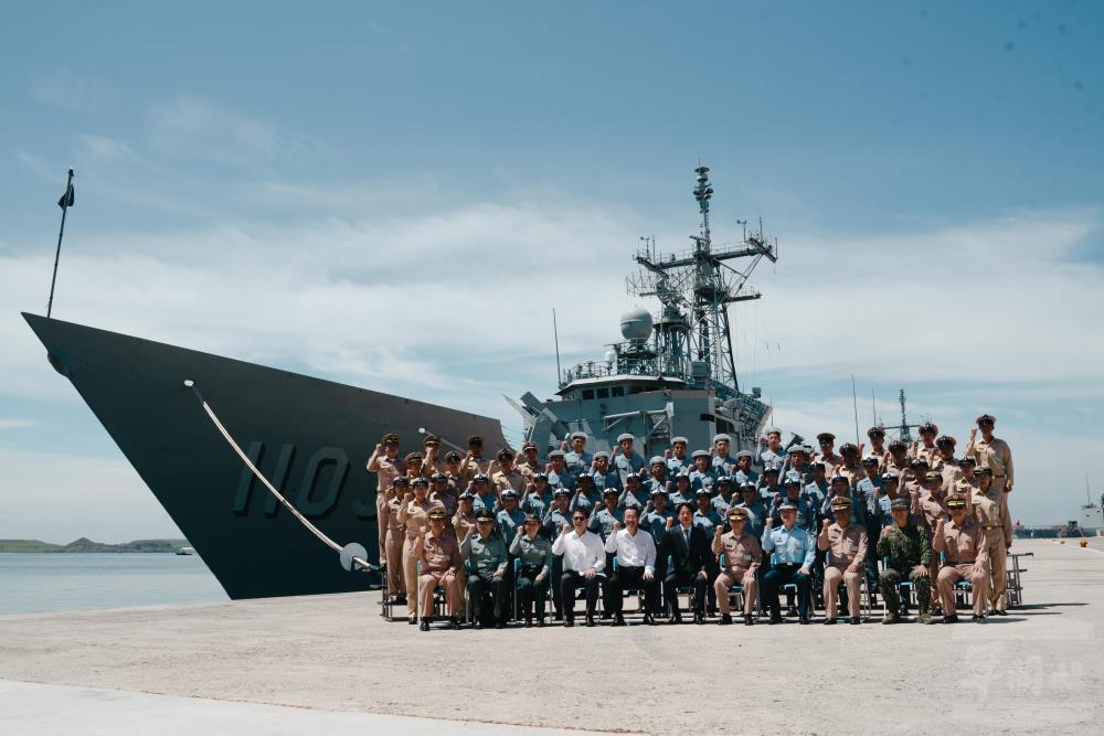 賴總統與海軍官兵合影。（軍聞社記者林庭暉攝）