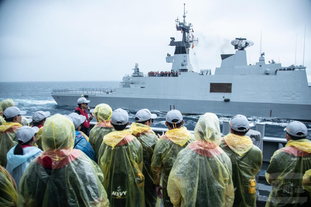 在戰鬥營幹部說明下，學員深刻瞭解海軍官兵守護海疆辛勞。（軍聞社記者王茗生攝）