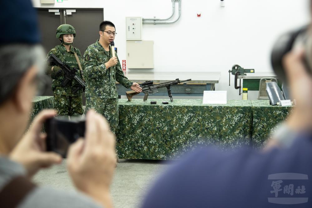 軍備局205廠說明官進行單位任務及新式武器裝備介紹。（軍聞社記者王茗生攝）