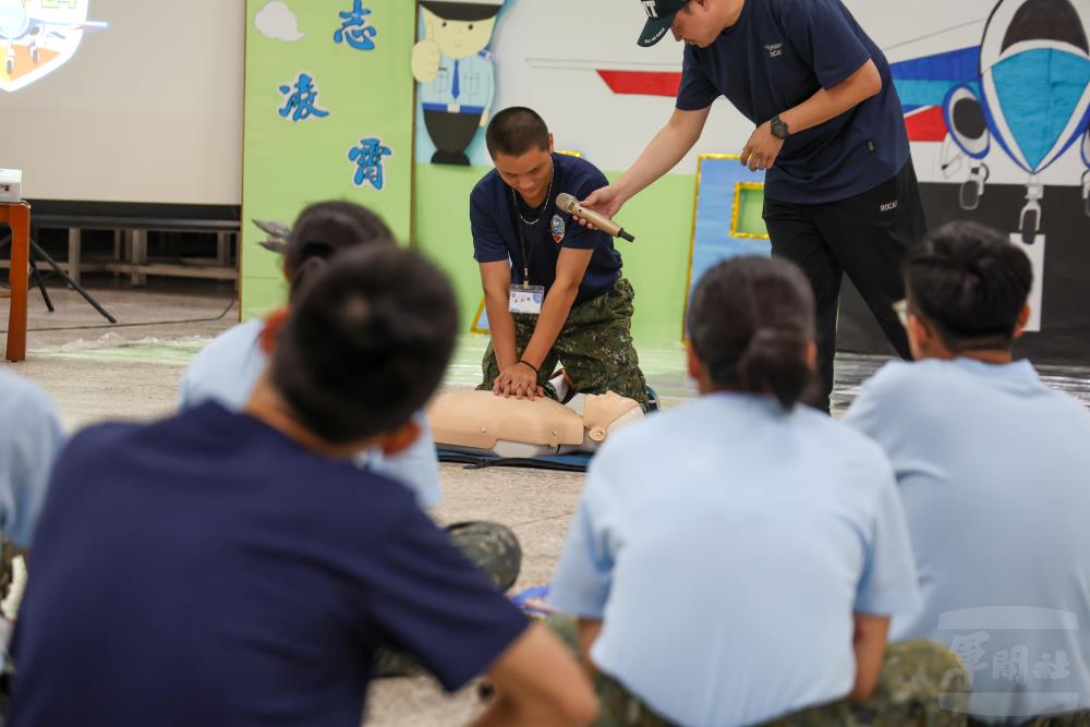 航空科技體驗營安排熱傷害防治暨CPR心肺復甦術操作課程。（軍聞社記者莊家宏攝）