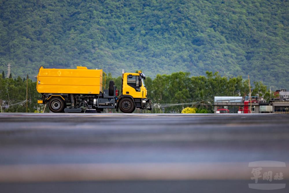 「跑滑道清掃車」進行外物預防。（軍聞社記者黃劭恩攝）