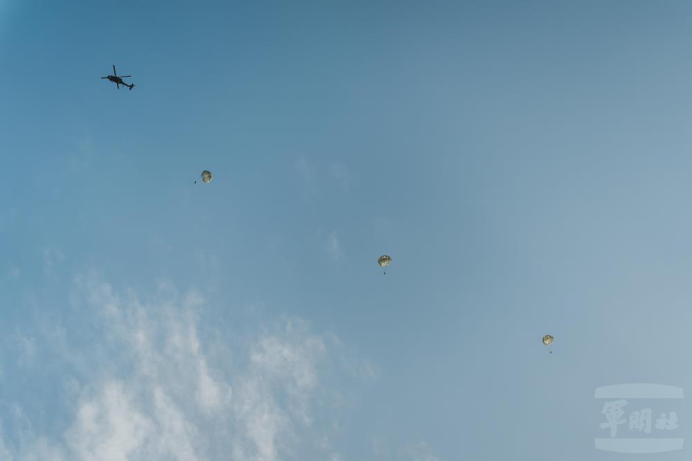 陸軍空降訓練中心首度實施直升機水域跳傘訓練。（軍聞社記者陳彥樺攝）