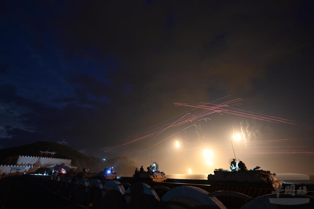 陸軍東引地區指揮部「忠義操演」夜間實彈射擊。（陸軍東引地區指揮部提供）