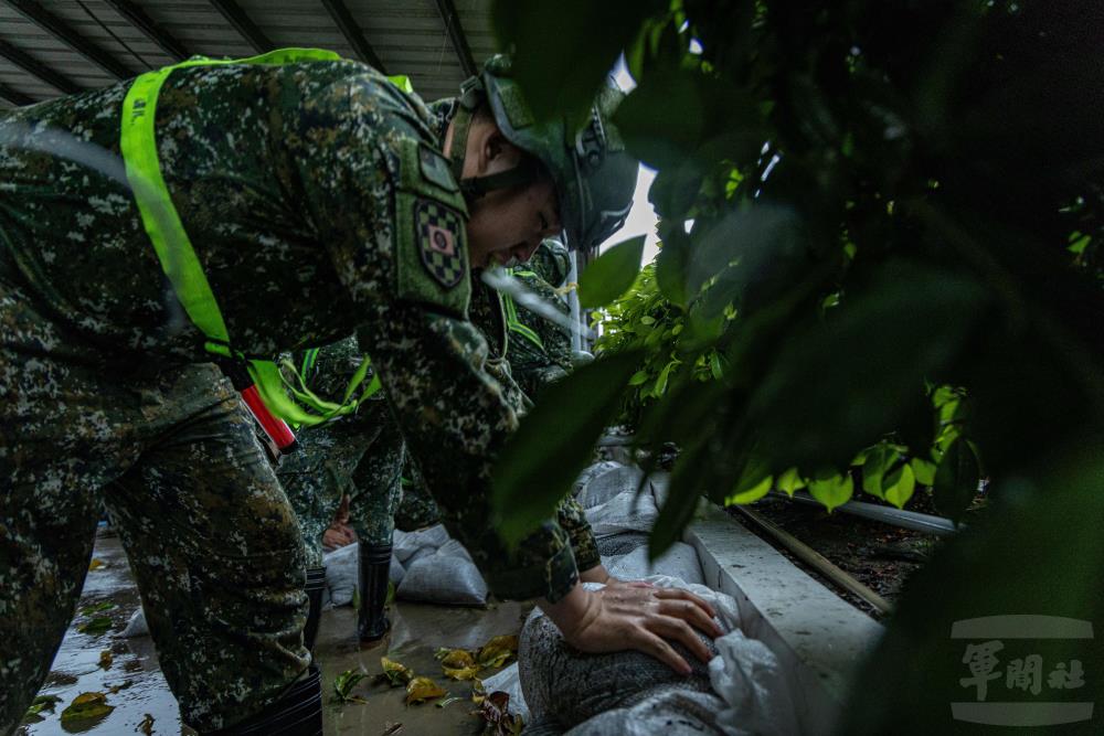 官兵檢整沙包。（漢聲電臺記者陳奕銘攝）