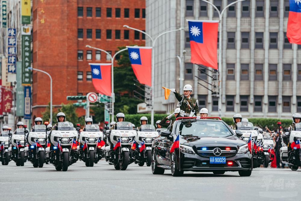 憲兵快反連以穩定速度通過舞台，並向臺上來賓行禮。（軍聞社記者陳軍均攝）