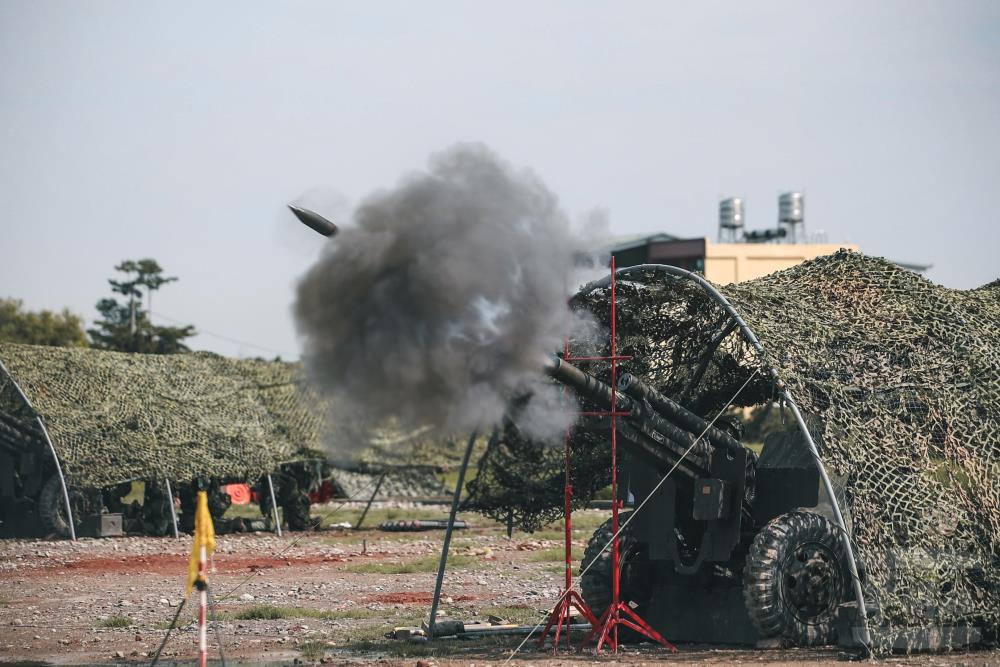 陸軍21砲指部日前於陸軍砲兵部隊測考中心舉行基地實彈射擊訓練，展現堅實戰力。（青年日報社記者陳彥陵攝）