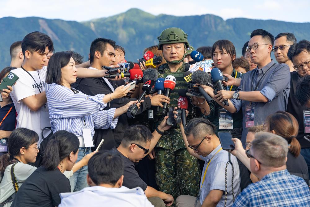 國防部發言人孫少將表示，東部海空演習科目將配合颱風狀況調整。（軍聞社記者黃劭恩攝）