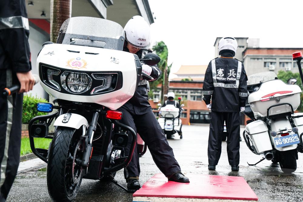 「基礎訓練」課目中「倒車扶正」。（軍聞社記者周昇煒攝）