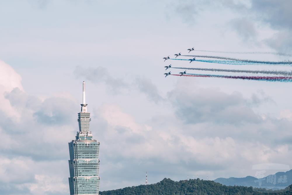 AT-3教練機編隊飛行。（軍聞社記者吳柏融攝）
