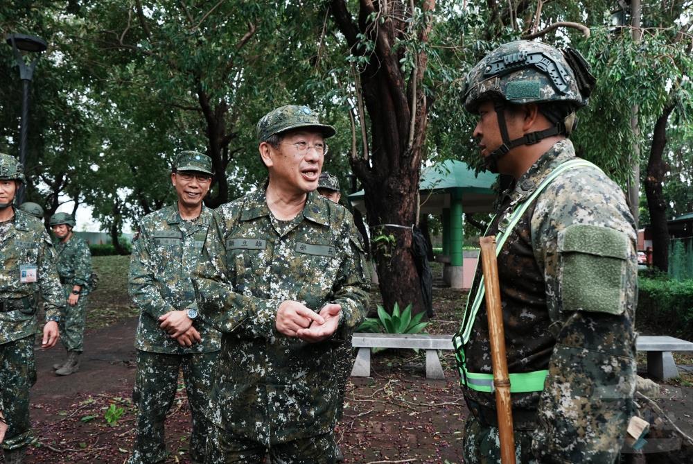 顧部長慰勉執行救災任務官兵。（軍聞社記者呂尚俞攝）