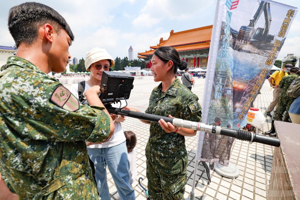 民眾體驗工兵部隊災害防救裝備。（軍聞社記者黃劭恩攝）