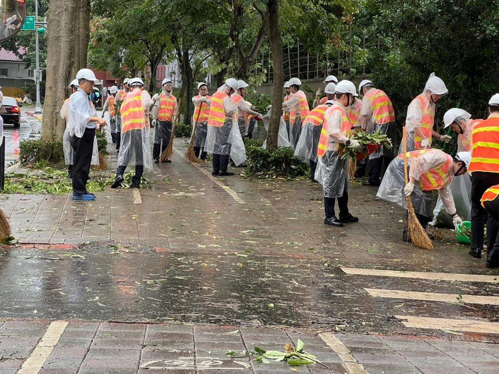 臺北市替代役男也投入災後復原工作。（臺北市兵役局提供）