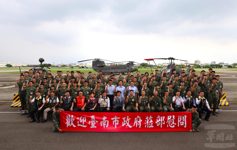 臺南市政府團隊於各式陸航直升機前與官兵合影。（臺南市軍人服務站提供）