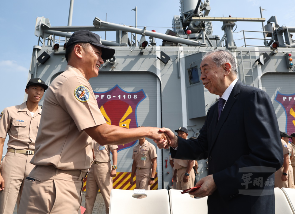 李棟樑榮譽理事長長年奔走部隊慰問，為國軍最堅實的支持力量。（青年日報社提供）