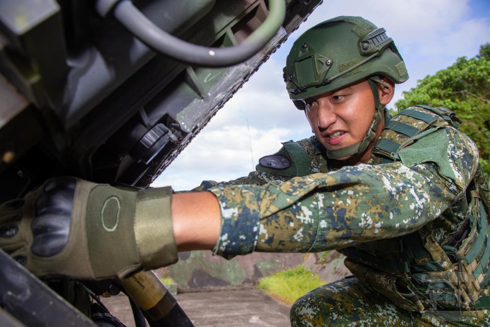 空軍防空飛彈部隊官兵完成戰備檢查。（軍聞社記者莊家宏攝）