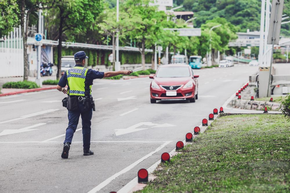 北市警察進行車輛引導。（軍聞社記者周昇煒攝）