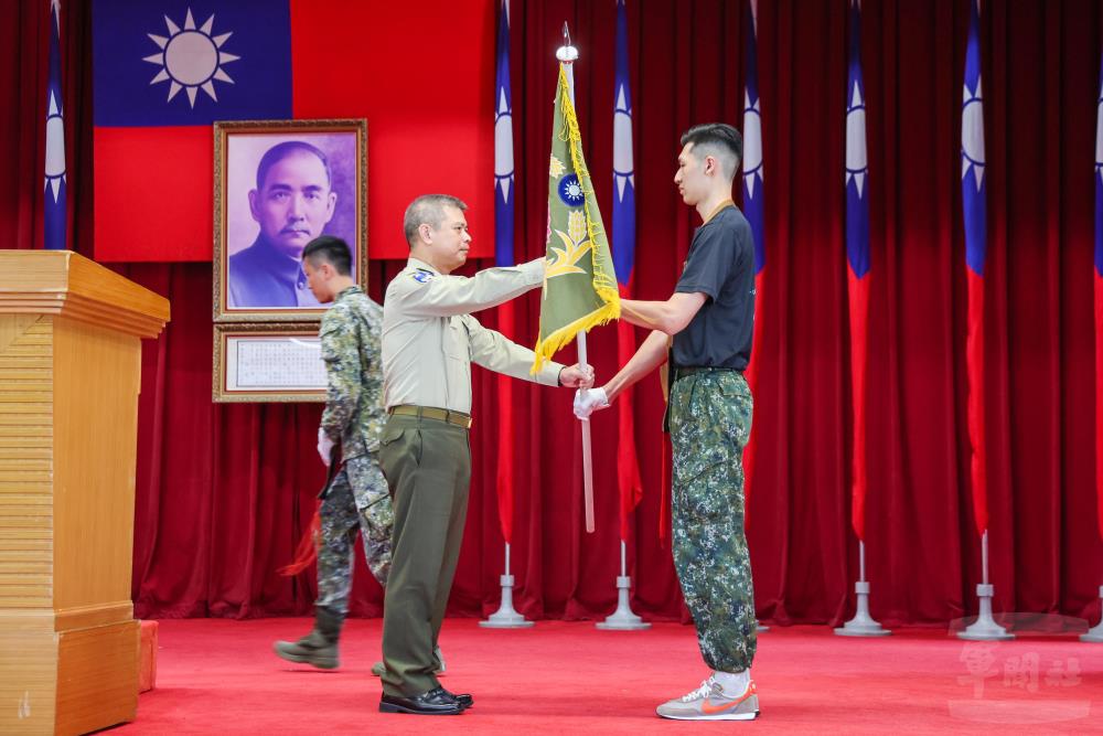 憲兵指揮官鄭中將為營隊授旗。（軍聞社記者莊家宏攝）