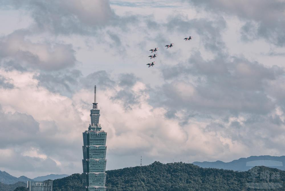 勇鷹高教機飛越臺北市上空。（軍聞社記者吳柏融攝）