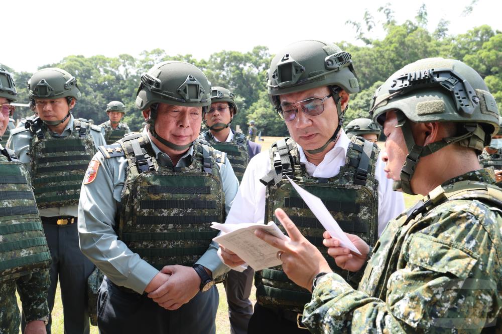 江副院長在考察過程中，提出國防施政建言。（軍聞社記者蔡枋澐攝）