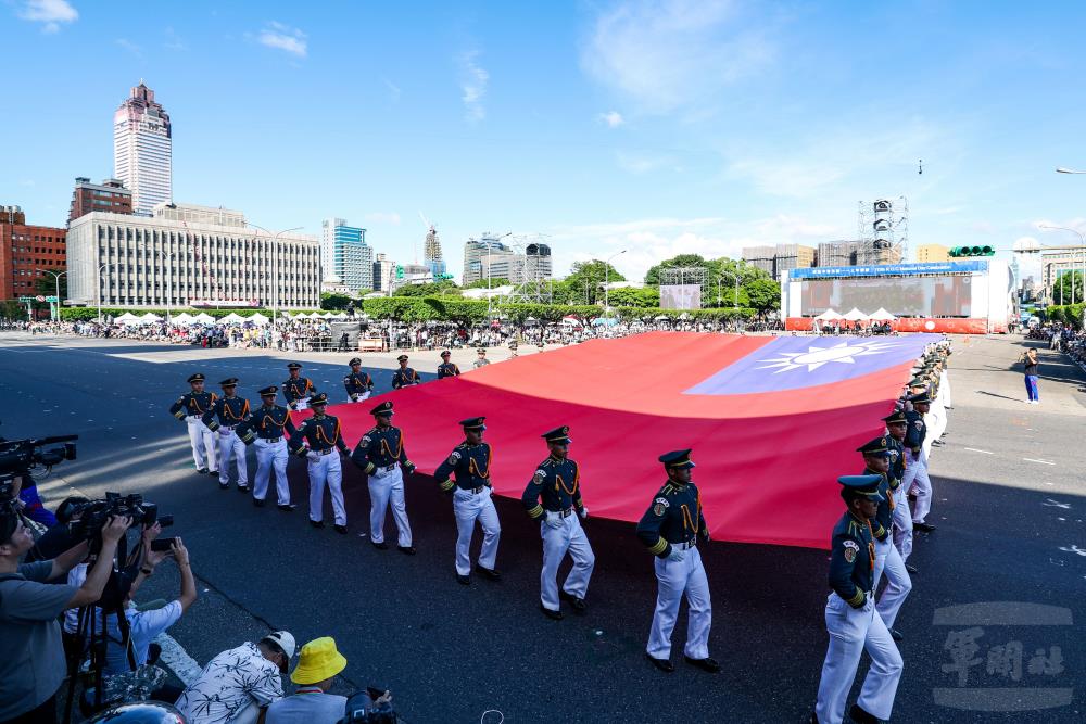 陸軍官校展旗隊。（軍聞社記者周昇煒攝）