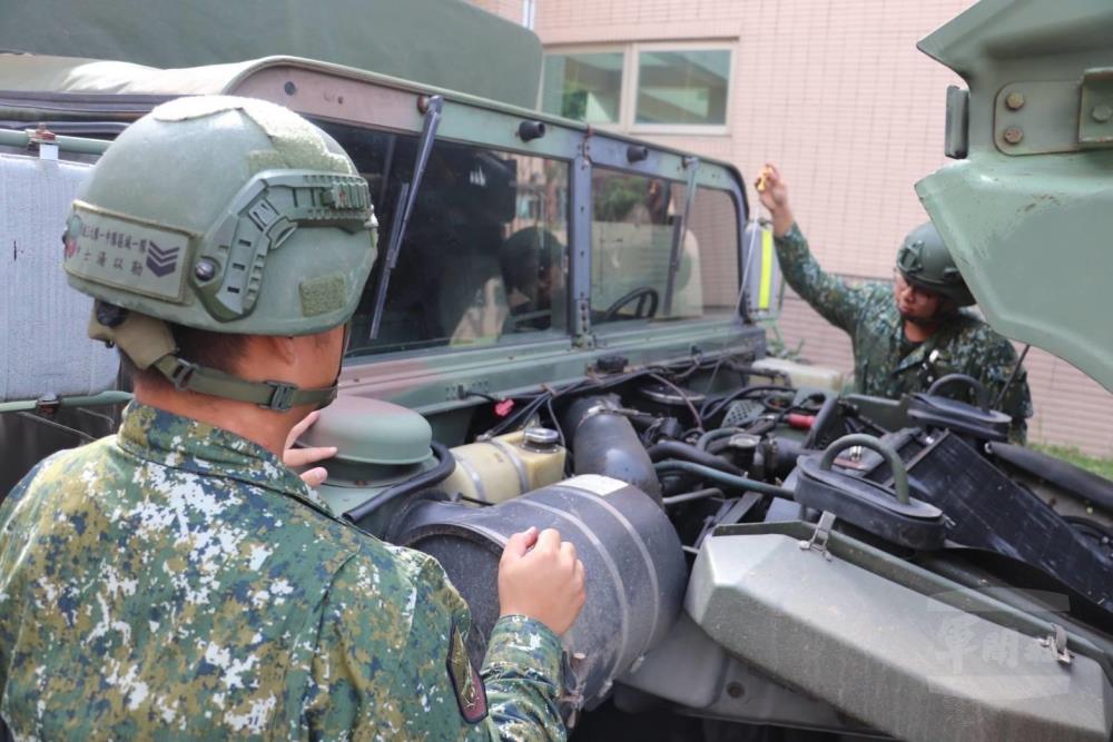 資通三大隊官兵檢整災防支援車輛。（第四作戰區提供）