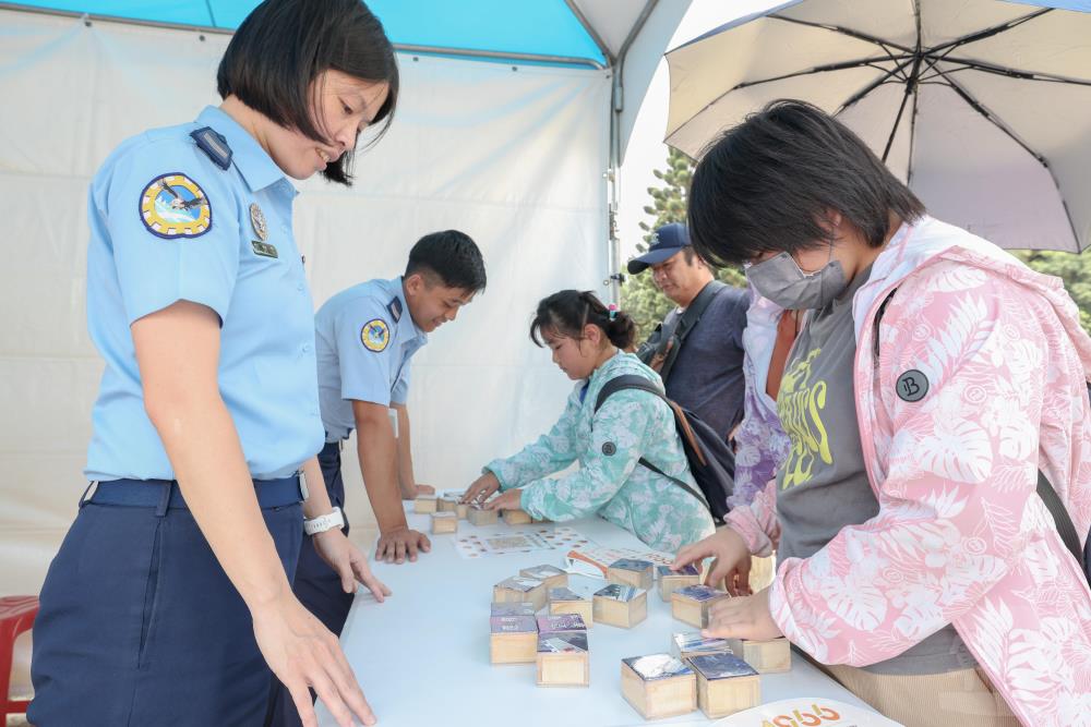 空軍攤位與民眾快樂互動。（軍聞社記者周昇煒攝）