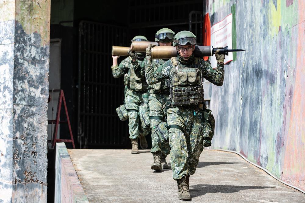 戰車連官兵協力進行戰備裝載。（軍聞社記者周力行攝）