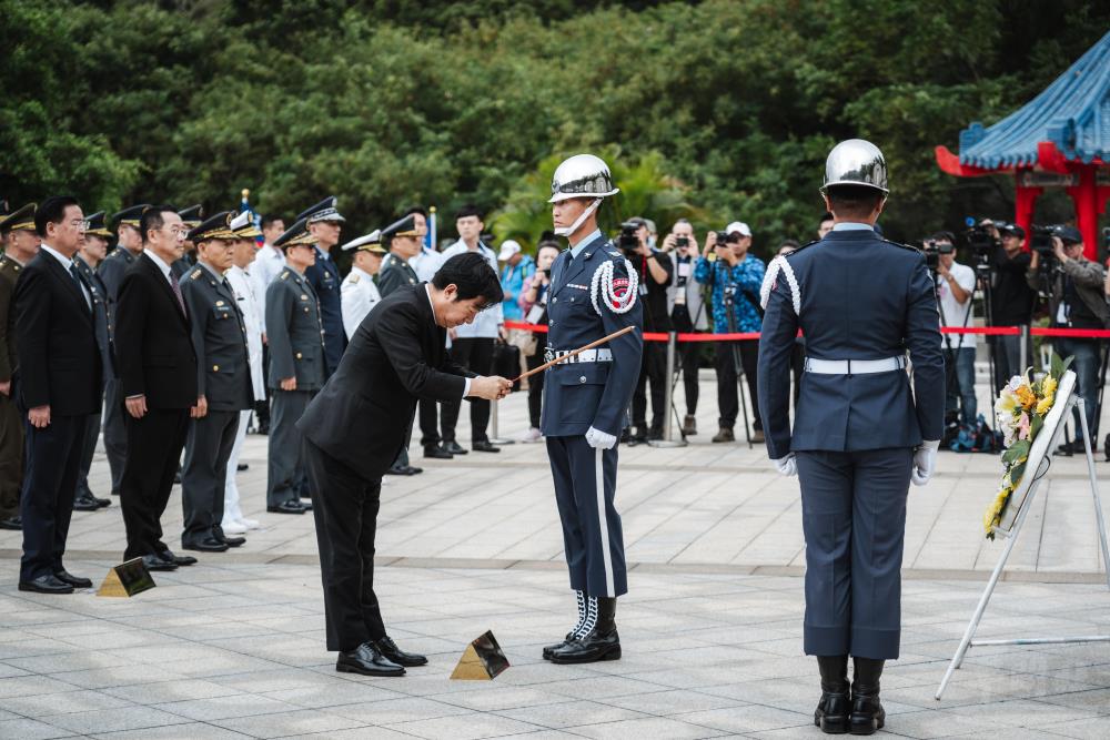 總統前往千人塚主持獻花儀式。（軍聞社記者陳彥樺攝）